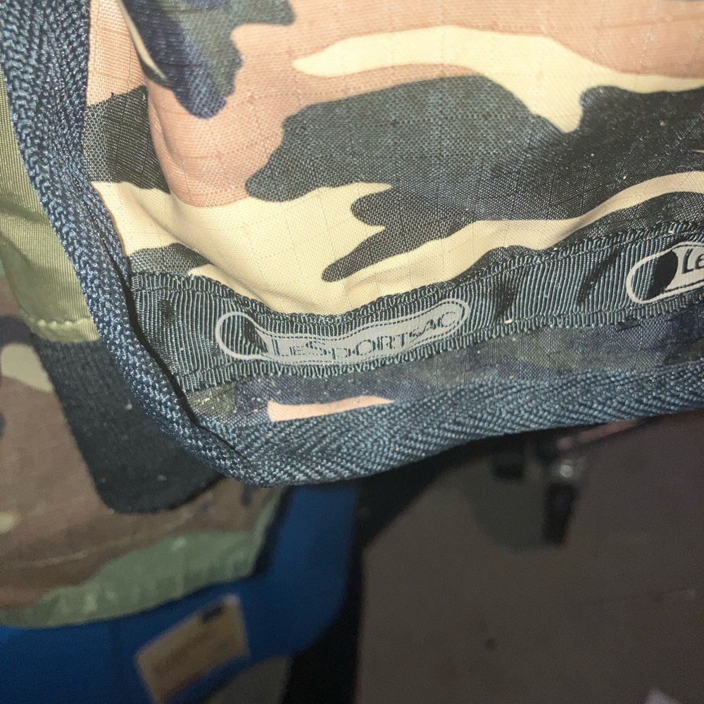 LeSportSac designer brand camo expandable cross body shoulder bag courier purse - Picture 3 of 13